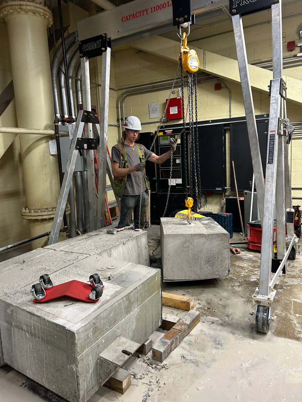 segmented concrete block lifted after wire sawing-1.jpeg
